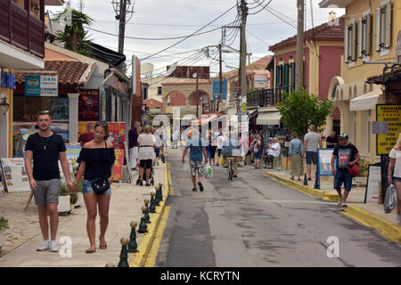 La high street o strada principale centro per lo shopping di aria sid, Corfù, Grecia. Foto Stock