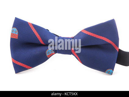 Blue bow tie con linea rossa isolato su sfondo bianco. Foto Stock