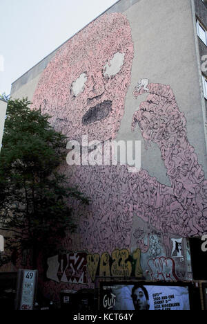 BERLINO-MAGGIO 31: Un graffito chiamato Leviathan dall'artista Blu nel quartiere di Kreuzberg, il 31,2011 maggio. Foto Stock