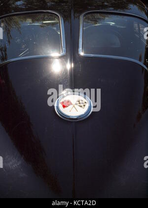 1963 Corvette coupé con vetrata divisa al salone delle auto con sole scintillante su finiture cromate. Foto Stock