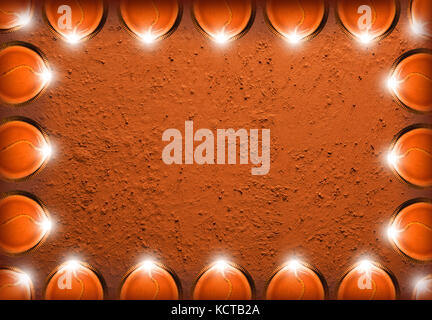 Foto di stock di diwali bigliettino mostra vista dall'alto di molti diyas illuminato o lampade a olio o panti formando la forma di diya con felice Diwali testo Foto Stock