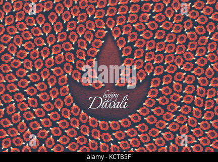 Foto di stock di diwali bigliettino mostra vista dall'alto di molti diyas illuminato o lampade a olio o panti formando la forma di diya con felice Diwali testo Foto Stock