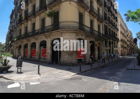Barcellona, Spagna la Caixa Bank branch entrata. corner store con logo e mendicanti giacente al di fuori in Carrer de la Princesa 44 street. Foto Stock