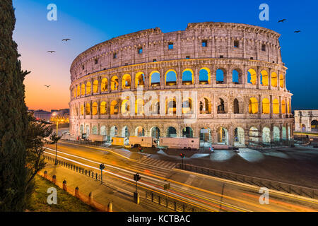 Colosseo a Roma, Italia di notte Foto Stock