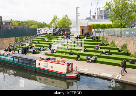 Il granaio di fasi di quadrati di raggiungere il canal, tappezzate di verde durante i mesi estivi. granaio square è una piazza pubblica sulle rive del Regent's Canal Foto Stock