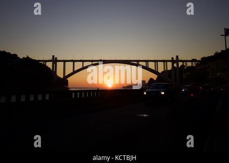 Ponte da Arrábida, Porto, Vila Nova de Gaia, Rio Douro, Pôr Do Sol Foto Stock