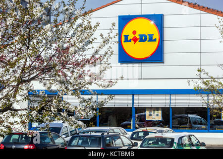 Parcheggio, logo Lidl sul supermercato Repubblica Ceca Europa Foto Stock