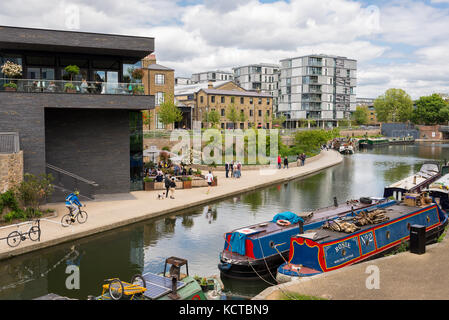 La banca Canale di Beagle a granaio Square nel cuore del re della Croce con la gente che camminava e chiatte sul canale. Londra, Regno Unito Foto Stock