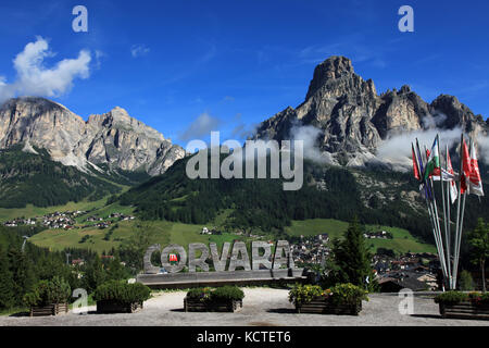 Il monte Sassongher che si affaccia su Corvara, Sud Tirolo, Italia Foto Stock