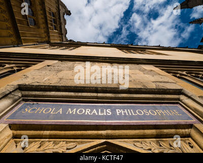 Schola moralis philosophiae, al di sopra del portale, la Libreria di Bodleian, Università di Oxford, England, Regno Unito Foto Stock