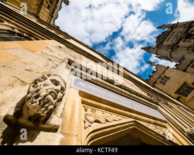 Schola Moralis Philosophiae, sopra la porta, Biblioteca Bodleiana, Università di Oxford, Inghilterra, REGNO UNITO Foto Stock