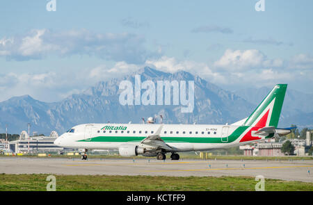 Un alitalia embraer e175lr cityliner in rullaggio a Milano Linate Aeroporto. Questi piani operano voli a breve raggio in Italia e in Europa Foto Stock