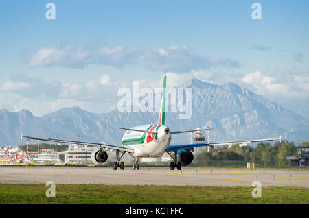 Un alitalia Airbus A319-111 cityliner in rullaggio a Milano Linate Aeroporto. Questi piani operano voli a breve raggio in Italia e in Europa Foto Stock