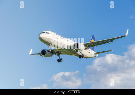 Un lufthansa Airbus A320-200 contro un cielo blu. Questi piani operano voli a breve raggio in Germania e in Europa Foto Stock