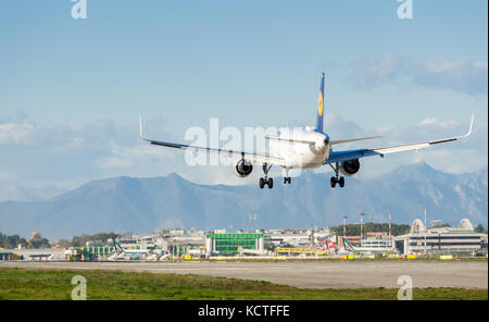 Un lufthansa Airbus A320-200 atterraggio all'aeroporto di Milano Linate. Questi piani operano voli a breve raggio in Germania e in Europa Foto Stock