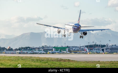 Un aria Bruxelles a320-200 atterraggio all'aeroporto di Milano Linate. Questi piani operano voli a breve raggio all'interno dell'Europa Foto Stock