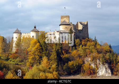 Dunajec medievale castello di niedzica dal lago czorsztyn, Polonia Foto Stock