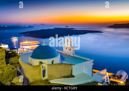 Firostefani, Santorini, Grecia. twilight con la vecchia chiesa greca e caldera a mare Egeo - isole greche - punto di riferimento Foto Stock