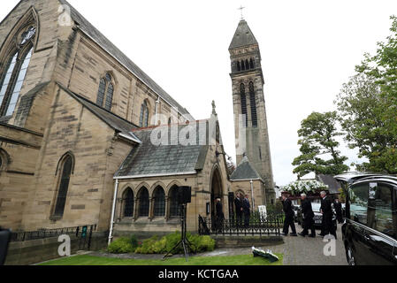 La bara dell'ex presidente della Newcastle United Freddy Shepherd, viene portata nella chiesa di San Giorgio a Jesmond per il suo servizio funebre. Foto Stock