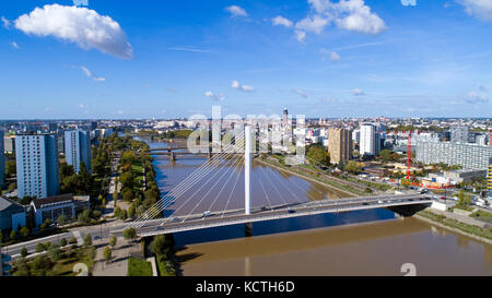 Vista aerea del Eric Tabarly sospensione ponte a Nantes, Loire Atlantique Foto Stock