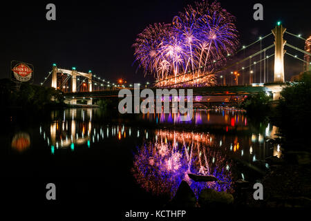 Minneapolis Aquatennial fuochi d'artificio oltre il p. Ponte di Hennepin e Mississippi in Minneapolis, Minnesota. Foto Stock