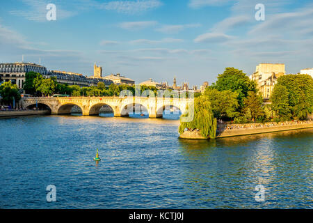 La punta dell'Île de la Cité al tramonto attrae folle di persone a sedersi sulle sponde del Fiume Senna a Parigi, Francia Foto Stock