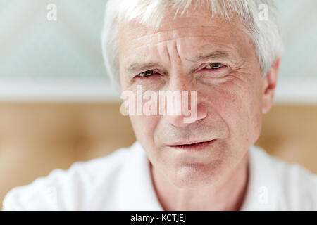 Ritratto di cupo uomo senior Foto Stock