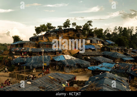 Crisi di rifugiati, Cox's Bazar, Bangladesh. Si stima che vi siano 800.000+ persone che sono fuggite attraverso il confine dalla vicina Myanmar. Foto Stock