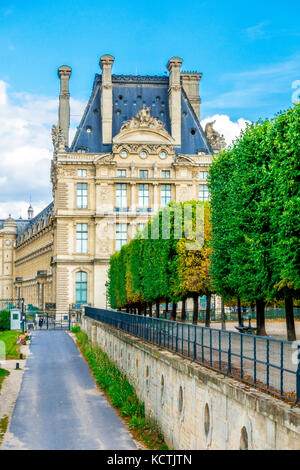 Una vista esterna del Pavillon de Flore, parte dell'ala Denon del Louvre. Parigi, Francia Foto Stock