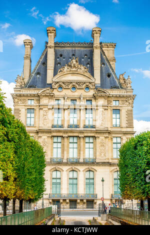 Una vista esterna del Pavillon de Flore, parte dell'ala Denon del Louvre. Parigi, Francia Foto Stock