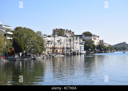 Vista stupefacente di udaipur dal lago Pichola, Rajasthan, India Foto Stock