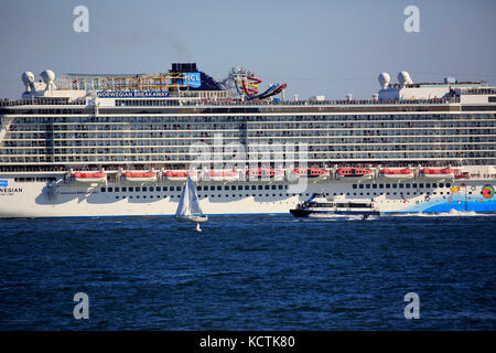 Norwegian Breakaway Cruise Ship nel fiume Hudson con barca a vela in foreground.New York City.USA Foto Stock