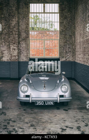 1956 Porsche 356A "alveare" in un garage a Bicester Heritage Centre, Oxfordshire, Inghilterra. Vintage filtro applicato Foto Stock