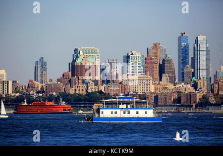 La vista di Brooklyn con il traghetto nel Fiume Est.New York City.USA Foto Stock