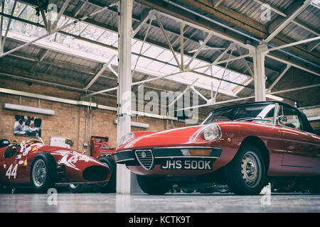 1972 Alfa Romeo 2000 Spider Veloce auto in un garage a Bicester Heritage Centre, Oxfordshire, Inghilterra. Vintage filtro applicato Foto Stock