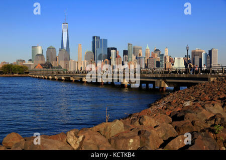 Skyline di Lower Manhattan con North Cove in primo piano all'interno del Liberty state Park. New Jersey.USA Foto Stock