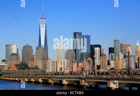 Skyline di Lower Manhattan con North Cove in primo piano all'interno del Liberty state Park. New Jersey.USA Foto Stock