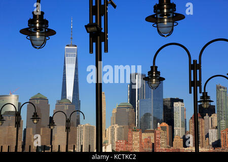 Skyline del quartiere finanziario di Lower Manhattan con il fiume Hudson e lampioni di vecchio molo dei traghetti del Liberty state Park in primo piano.New Jersey, Stati Uniti Foto Stock