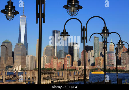 Skyline del quartiere finanziario di Lower Manhattan con il fiume Hudson e lampioni di vecchio molo dei traghetti del Liberty state Park in primo piano.New Jersey, Stati Uniti Foto Stock