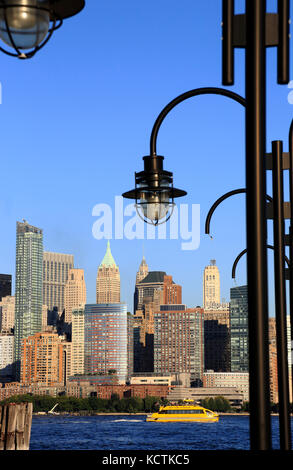 Skyline del quartiere finanziario di Lower Manhattan con lampioni di vecchio molo dei traghetti del Liberty state Park in primo piano.New Jersey, Stati Uniti Foto Stock