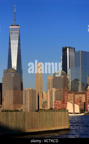 Vista di Lower Manhattan con una barca a vela nel fiume Hudson in primo piano.New York City.USA Foto Stock