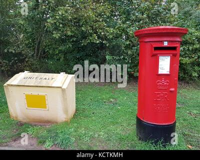 Un rosso royal mail pilastro casella accanto ad un giallo sale grana bin in Inghilterra, ottobre 2017 Foto Stock