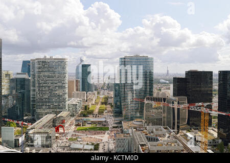 Parigi, Francia - 12 settembre 2017: vista dell'avenue charles de gaulle da la grande Arche la defense. Foto Stock