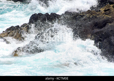 Le onde si scontrano contro una roccia sulla costa di Los Hervideros, Lanzarote, Spagna. Foto Stock