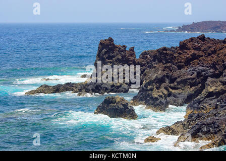 Il bizzarro costa rocciosa di los hervideros a Lanzarote, Isole canarie, Spagna. Foto Stock