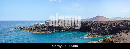 Il bizzarro costa rocciosa di los hervideros a Lanzarote, Isole canarie, Spagna. Foto Stock