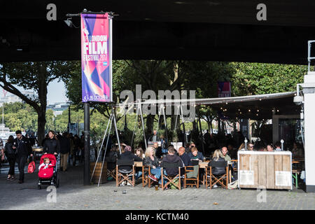 La gente di socializzare al di fuori del British Film Institute presso il National Film Theatre a Londra il South Bank, Regno Unito Foto Stock