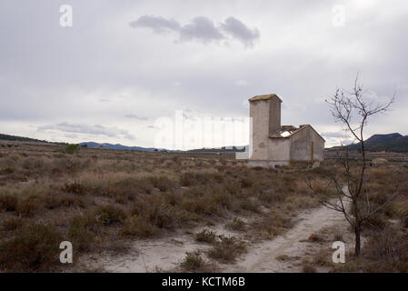 Un vecchio abbandonata la stazione di alimentazione nella campagna vicino a las salinas, Spagna Foto Stock