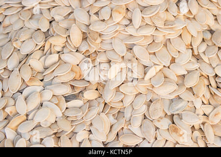 Dettaglio di caffè tostato salato semi di zucca su un equo stallo, la messa a fuoco selettiva Foto Stock