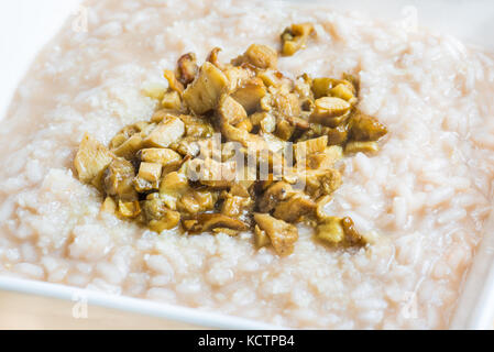 Riso con funghi porcini (Boletus edulis) Foto Stock